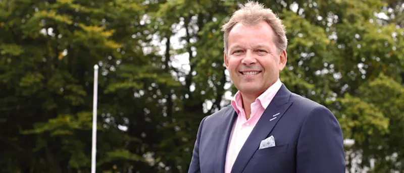 Mann foran trær